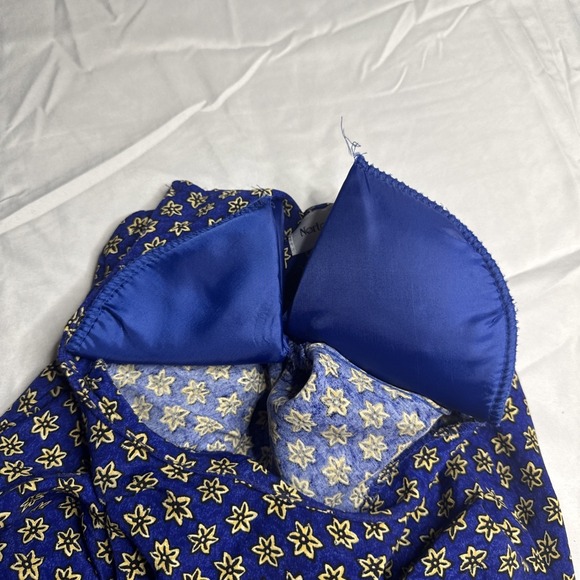 Norton McNaughton VintageTop With Navy Blue Fabric & Yellow Daisy Floral Pattern - Picture 5 of 8